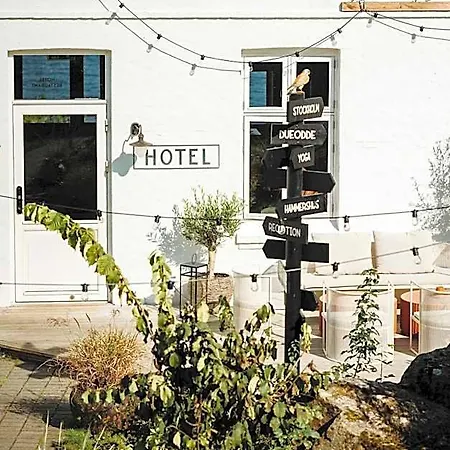 The Falcon Hotel 3*